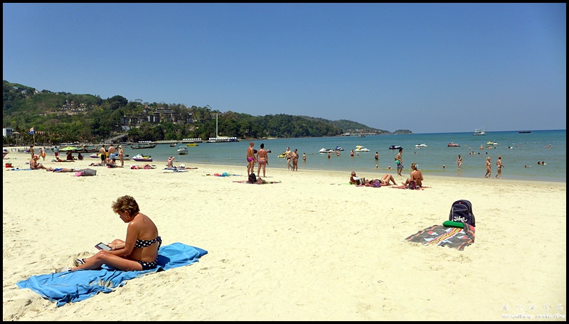 There are many activities at Patong Beach which include swimming, banana boat and jet ski.