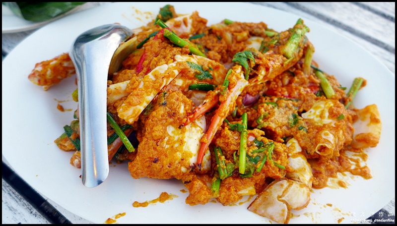 Laem Hin Seafood Restaurant @ Mueang Phuket District, Phuket : Jumbo Blue Crab in Curry Powder Sauce (180baht)