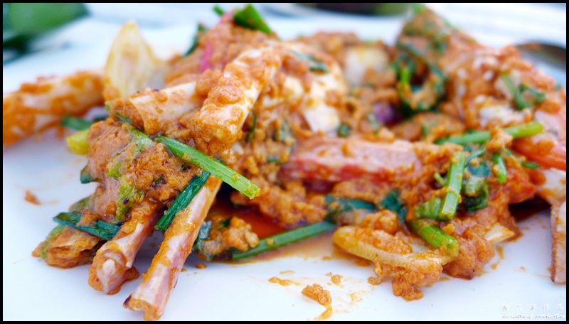 Laem Hin Seafood Restaurant @ Mueang Phuket District, Phuket : Jumbo Blue Crab in Curry Powder Sauce (180baht)