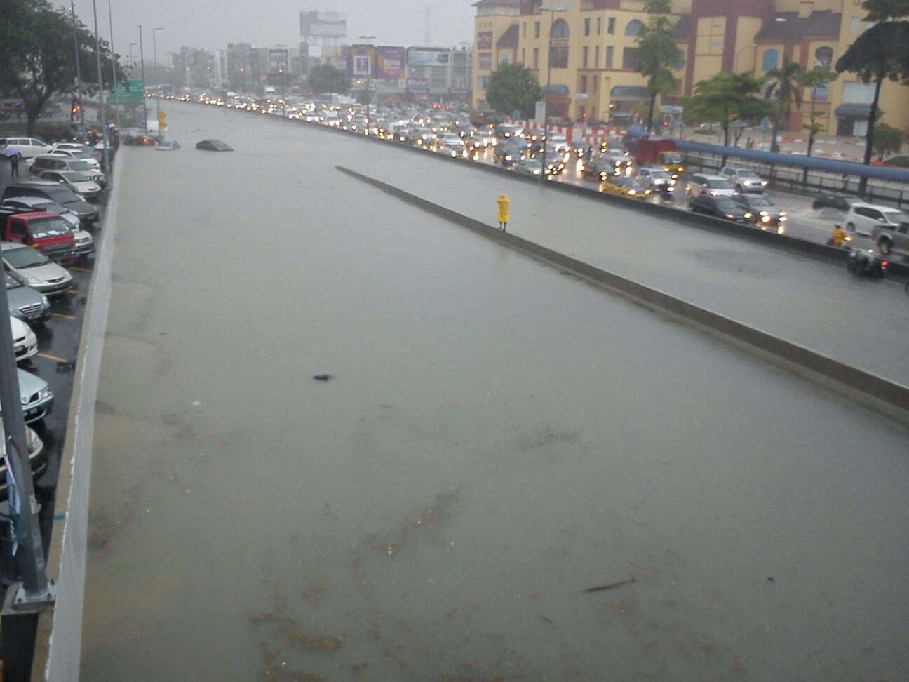 Photo : Serious flash floods hit LDP Puchong @ Around Puchong IOI Mall