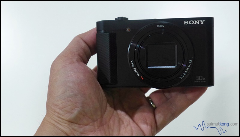 Review : Sony Cyber-shot HX90V : Holding the camera on my palm