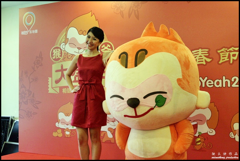 The host, Siow Hui Mei (“一姐” 萧慧敏) with MY Astro CNY mascot, 'Ho Yeah'.