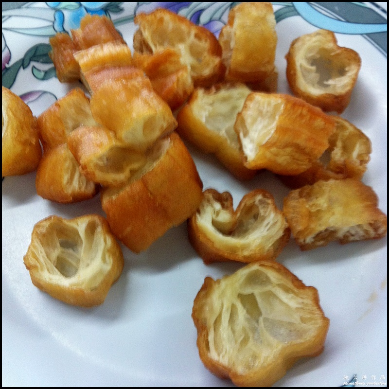 You Tiao (yau char kwai) is the perfect side dish for porridge. 