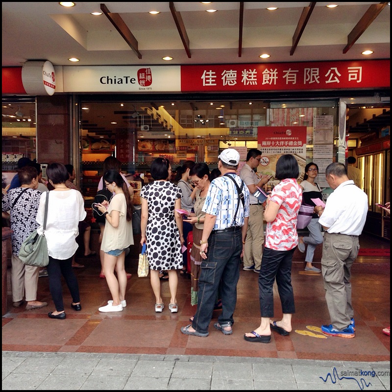 佳德糕餅 Chia Te Bakery : There's always a long queue outside the shop but the good thing is, the long queue move very fast 