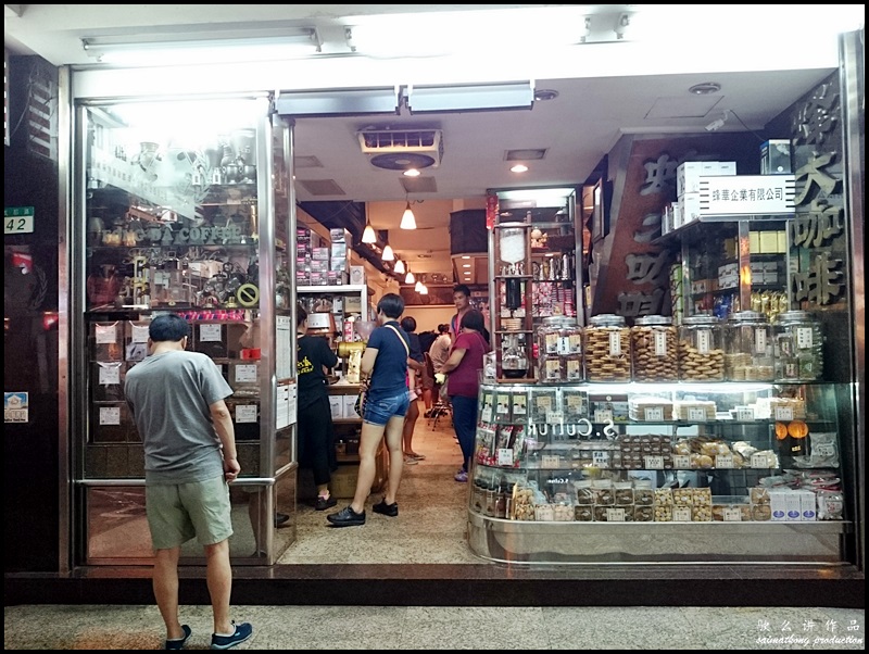 蜂大咖啡 Fong Da Coffee : They have a snack counter in front of the shop selling a variety of biscuits, snacks and cookies. My favorite includes the walnut cookie (hup tou sou), almond cake and nougat  We always ordered a few of the biscuits to go with our coffee.