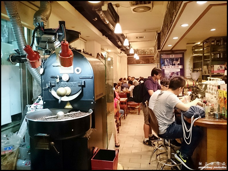 Established in 1956, 蜂大咖啡 Fong Da Coffee is one of Taipei’s original coffee shops :  You can still see the traditional equipment that are used to roost coffee beans.