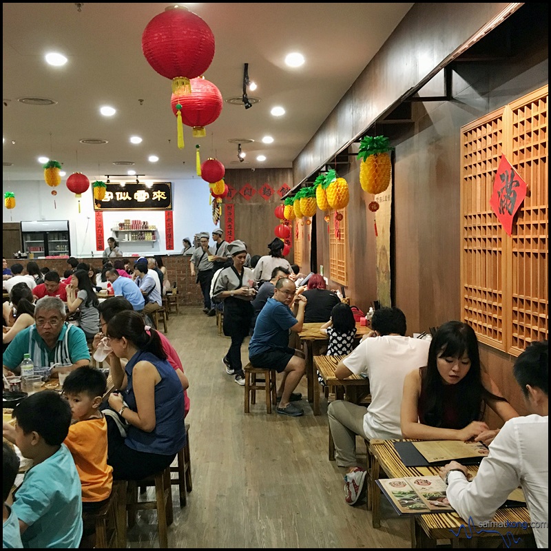 GO Noodle House (有間麵館) @ 1 Utama Shopping : The interior is like those eateries in the olden days with wooden tables and benches. 