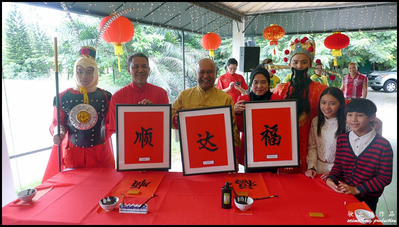 Special Calligraphy gimmick by En M Ibrahimnuddin M Yunus, PETRONAS Dagangan MD/CEO, En Shaharuddin M Sidek, Head of Retail Business, and Pn Liza Abdul Rahman, Senior General Manager of Group Strategic Communications. The message drawn means 'Safe Journey' and 'Good Fortune'  #PETRONASCoffeeBreak @petronasbrands #petronasmy @nuffnangmy