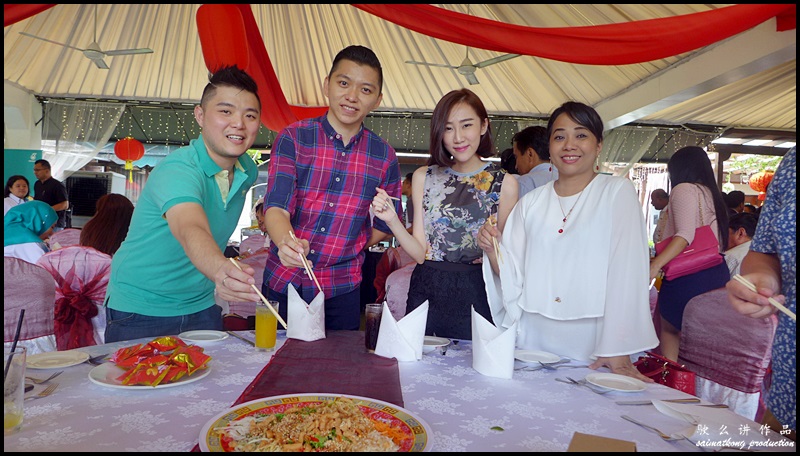 With bloggers @tianchad, @daphnecharice & @redmummydotcom during the Lou Sang session. 