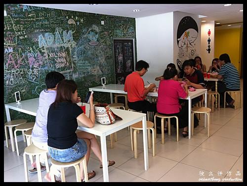 The decor was basic and minimal, with colourful and artistic drawings on white walls : Crayon Burger @ SS15, Subang Jaya