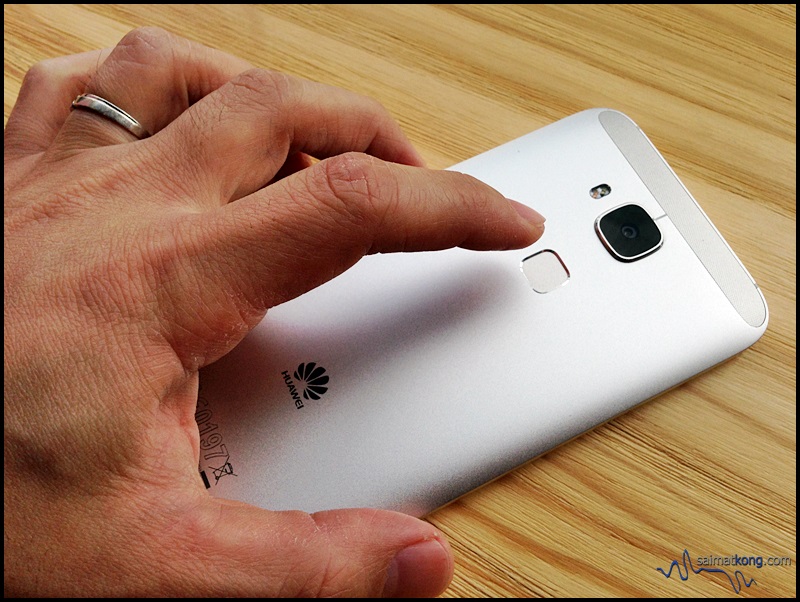 Another unique feature of Huawei G8 is that once unlocked, the fingerprint sensor can be used as a touch panel.