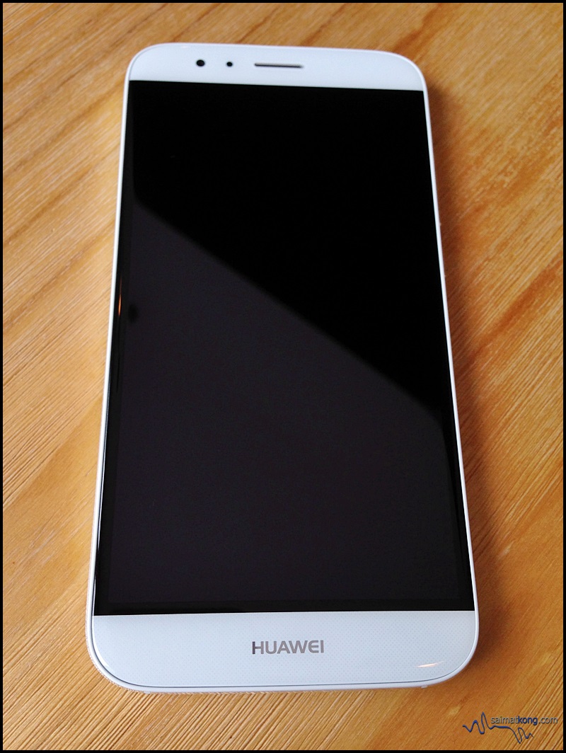 Huawei G8 : The 5.5" screen display is just right for me and the display resolution of 1080 x 1920 (401ppi) is great coz this means images and videos will appear sharp and clear. 