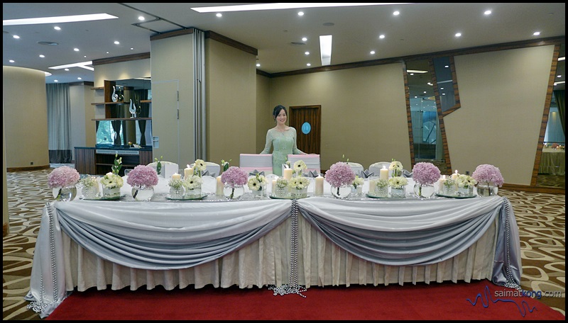The R-Stage which overlook the East Wing Main Lobby makes the perfect venue for small to medium sized weddings.