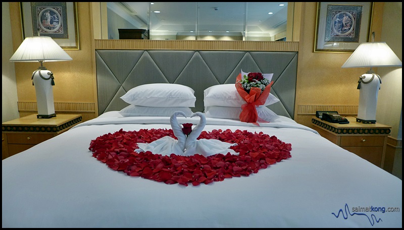 Such a nice set up with a beautiful bouquet of roses. - See more at: https://blog.saimatkong.com/?p=25853&preview=true#sthash.G5ta7Coj.dpuf