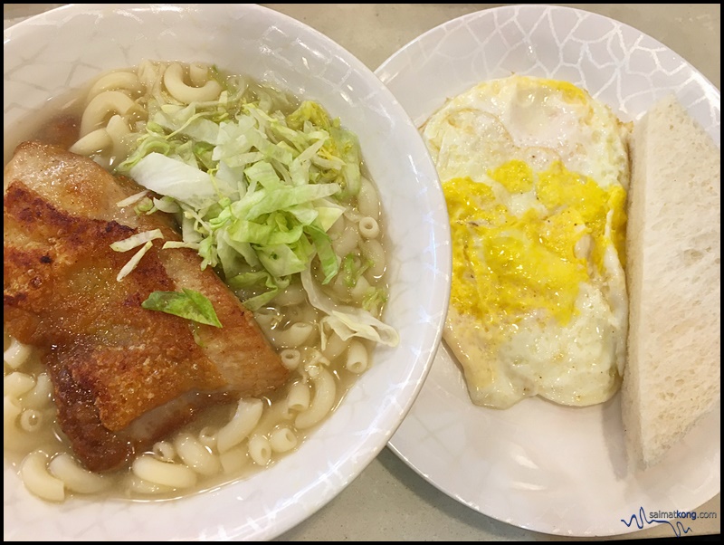 I ordered the breakfast set which comes with macaroni with pork chop in clear broth and toast with omelette and lemon tea.