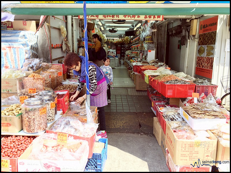As Cheung Chau is famous for seafood, there are many shops selling dried seafood that you can buy back as souvenirs.