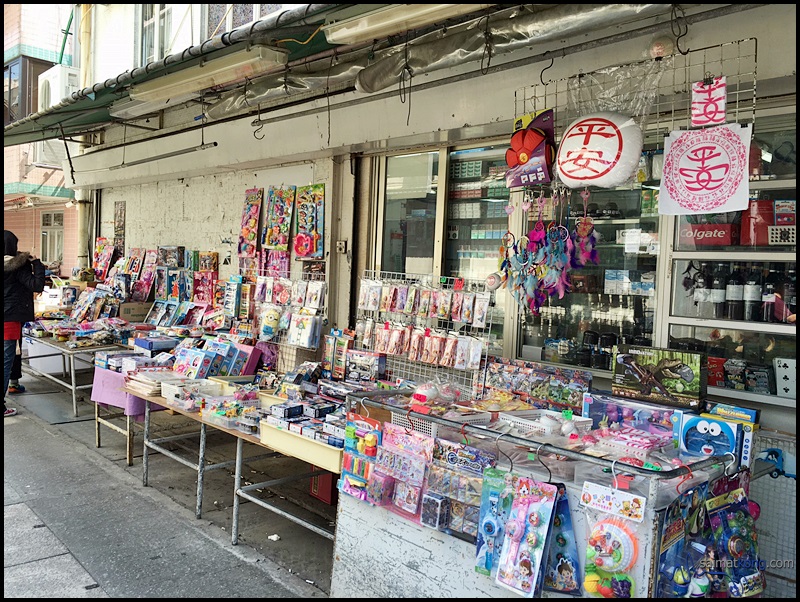 You'll find many souvenir stalls in Cheung Chau selling 'Ping An' buns or also known peace buns in different forms (cushions, key chains, magnets, trinkets).