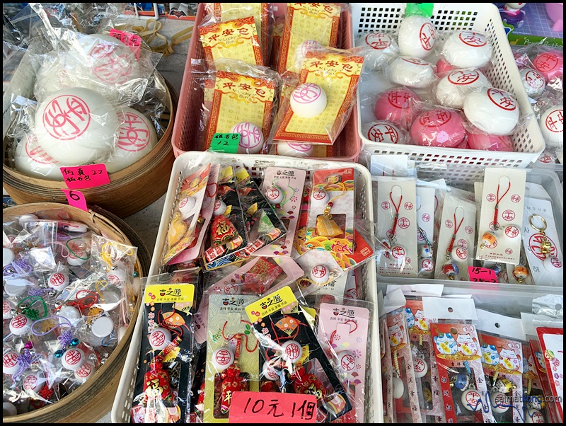 You'll find many souvenir stalls in Cheung Chau selling 'Ping An' buns or also known peace buns in different forms (cushions, key chains, magnets, trinkets).