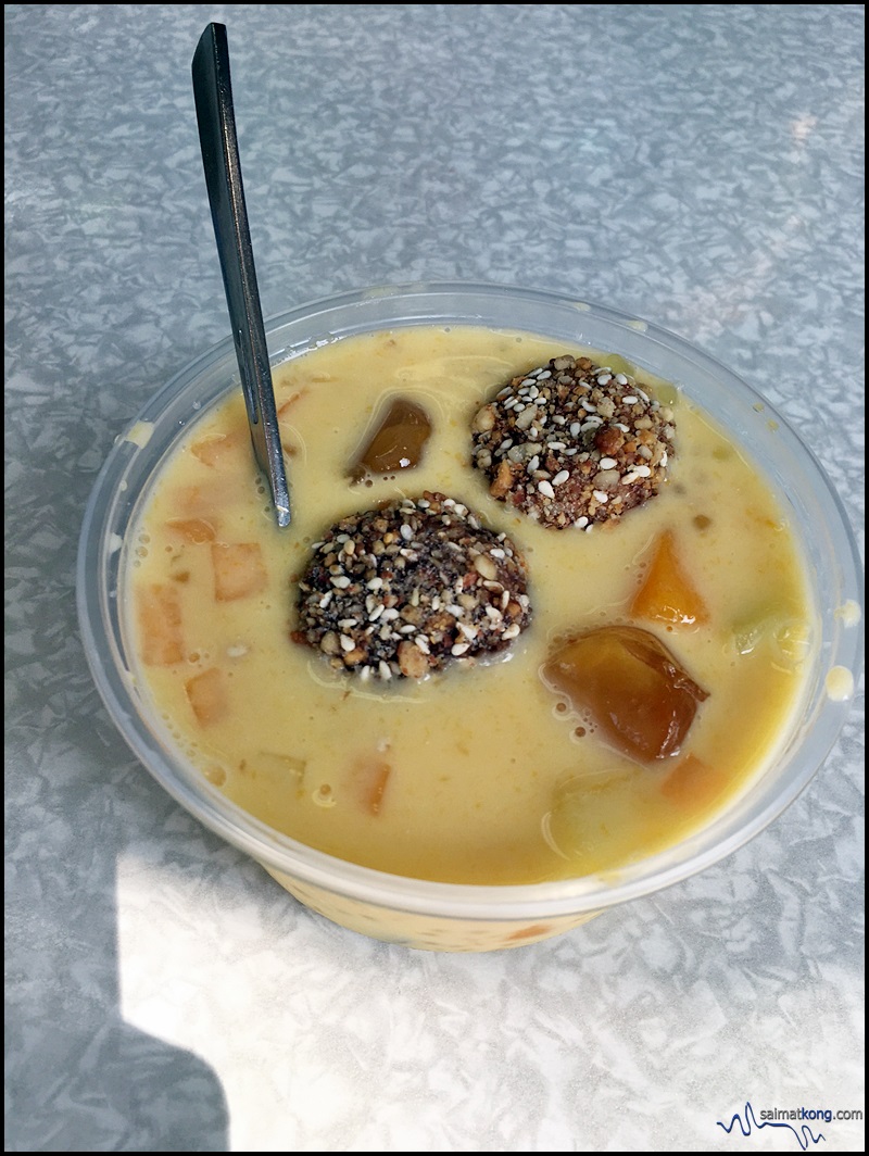 Tin Yin Dessert Shop 天然甜品 : mango sago pomelo with black sesame glutinous balls coated with peanut