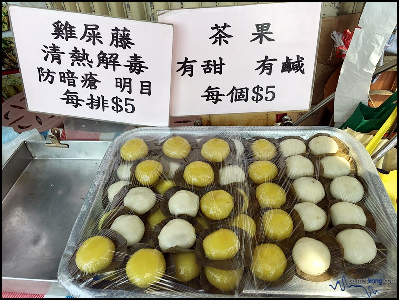 Street side stall selling a variety of Cantonese pastries or 'kuehs' at Cheung Chau 長洲.