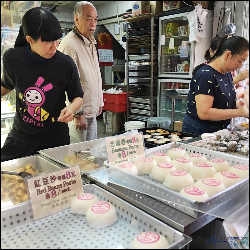 There are stalls selling the 平安包 or "Lucky Buns" in a variety of flavors at Cheung Chau 長洲.