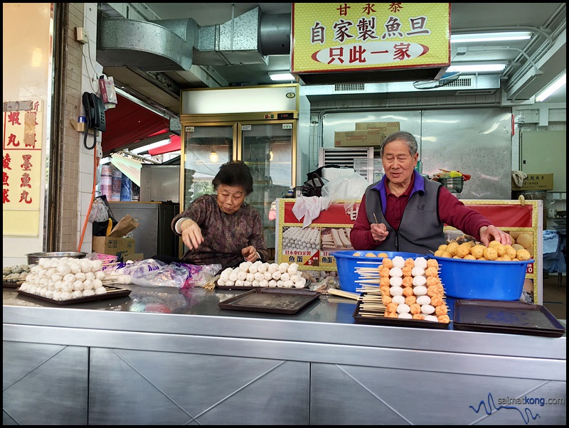 Old couple at '甘永泰魚蛋' fish balls in Cheung Chau 長洲
