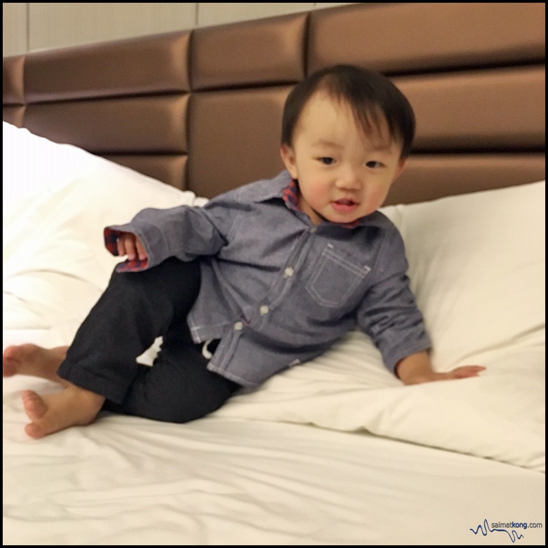  We went back to hotel to take a rest first before heading out for dinner at Mido Cafe. Aiden's still very energetic after our day out at Cheung Chau. 