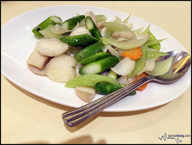 Assorted mixed vegetables consists of asparagus, carrot, carrot, chestnut and celery.