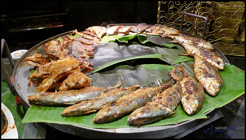 Buffet Ramadhan 2016 @ TEMPTationS, Renaissance KL : There are live cooking stations where chefs will be dishing out Ikan Bakar the Kampung-style accompanied by its hot and spicy sauces as well as juicy chicken and beef satays with its classic peanut sauce.