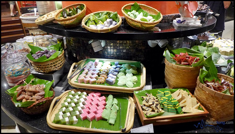 Buffet Ramadhan 2016 @ TEMPTationS, Renaissance KL :  : The dessert selection features a variety of Malay kuih, whole cakes, puddings and ice cream.