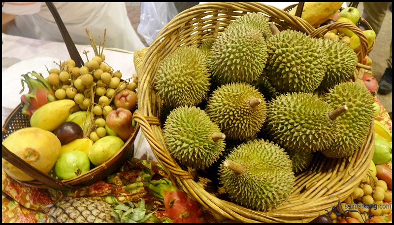 Buffet Ramadhan 2016 @ TEMPTationS, Renaissance KL : Durian lovers can enjoy both the Buka Puasa Buffet as well as the all-you-can-eat durian D24 durian at only RM170nett per person.
