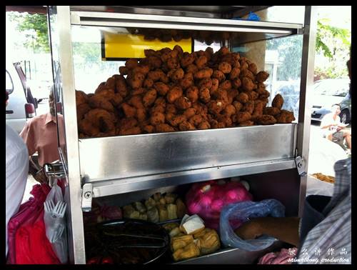 Man cutting ingredients for Rojak @ Famous Indian Rojak @ SS15, Subang Jaya