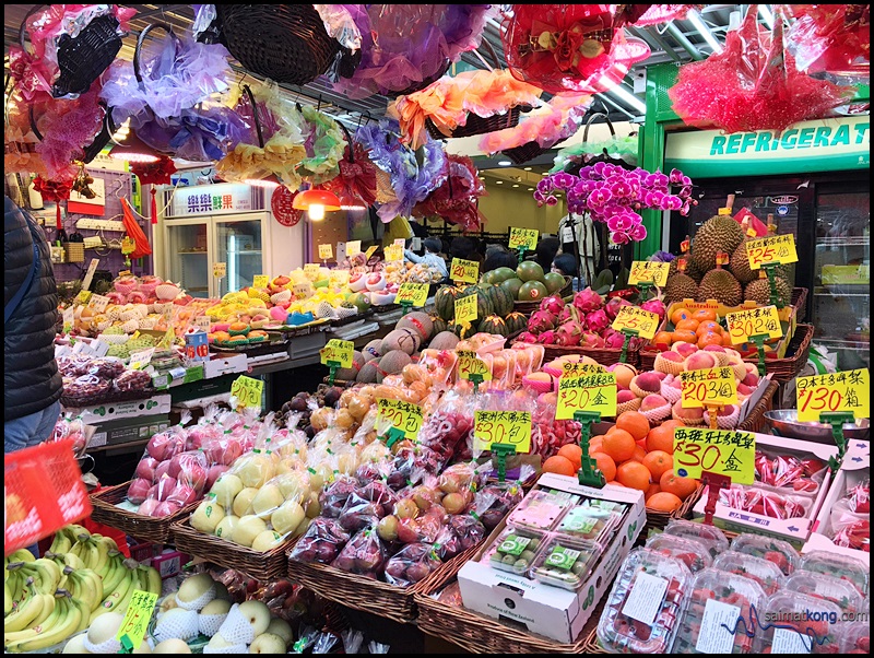 Took a stroll at Mongkok Flower Market and Ladies Market. Love the colorful sight of the fruits stall. 