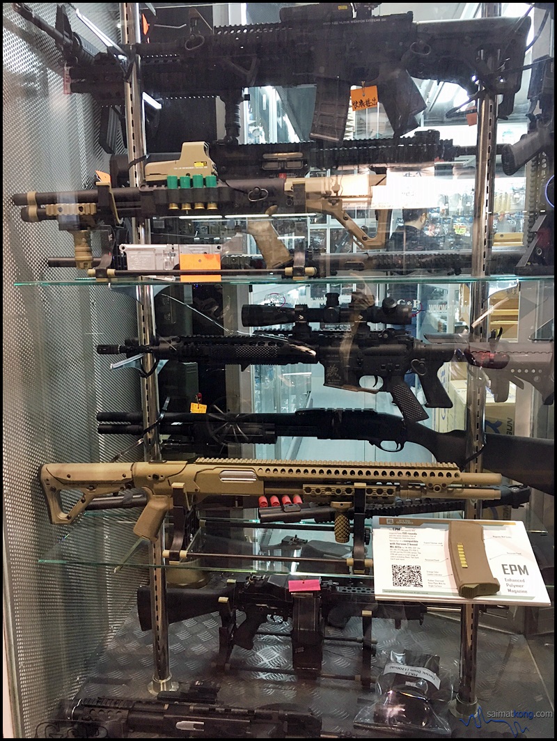 Guns galore in Mongkok! There are several stores selling variety of air guns in Mongkok.