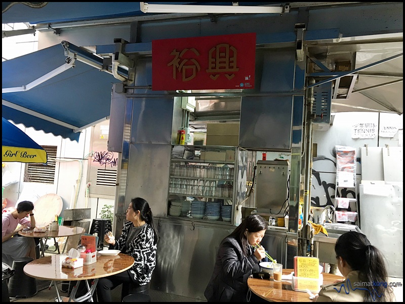 Yue Hing 裕興大排檔 is a Dai Pai Dong with only few tables and it's pretty near the wet market in Central.