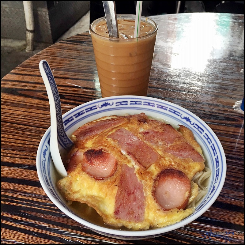 Yue Hing 裕興大排檔 : The Wifey offered Noodle Combo A which is Nissin noodle with Sausage, Scrambled Eggs, SPAM & vegetables. As for drinks, she had Yin Yong. 
