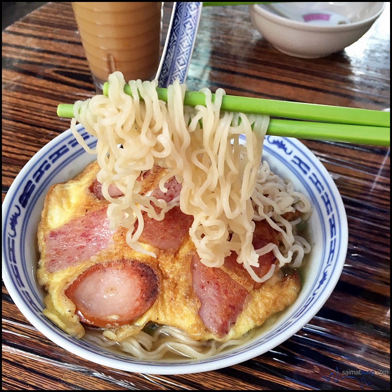 Yue Hing 裕興大排檔 : The sausage & SPAM omelette was good! I took a few bite and I tot it's probably the best instant noodle I've had! Hahaha The noodles are springy and goes well with the sausage & SPAM omelette. Yummy! 