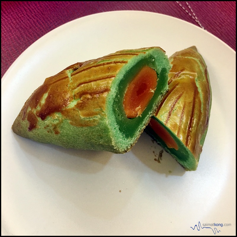 Famous Shanghai Mooncake from Yuen Fatt Biscuit 源發餅家 in Kluang - Pandan flavor.