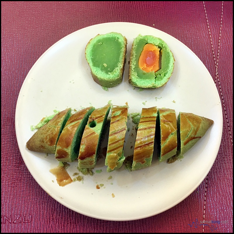 Famous Shanghai Mooncake from Yuen Fatt Biscuit 源發餅家 in Kluang - Pandan flavor.