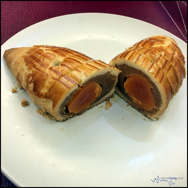 Famous Shanghai Mooncake from Yuen Fatt Biscuit 源發餅家 in Kluang - Lotus Paste flavor