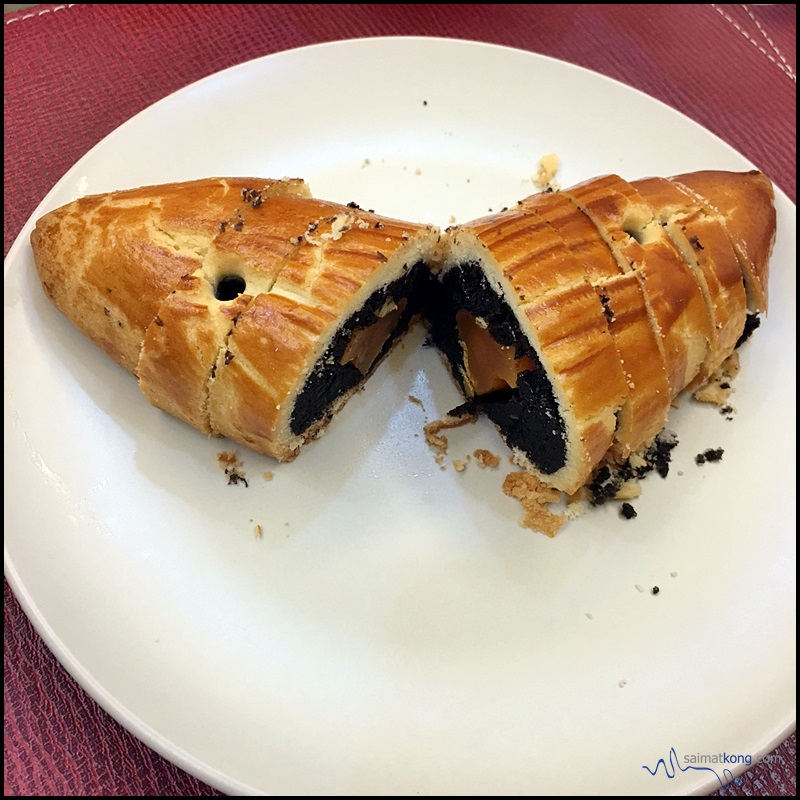Famous Shanghai Mooncake from Yuen Fatt Biscuit 源發餅家 in Kluang - Black Sesame Flavor.