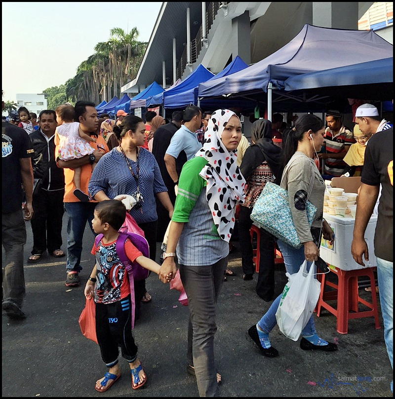 One of the must-do during the Ramadan month has got to be visiting the Ramadan Bazaar. There are plenty of food stalls offering a variety of mouthwatering kuih-muih, dishes and drinks for Muslims to break fast.
