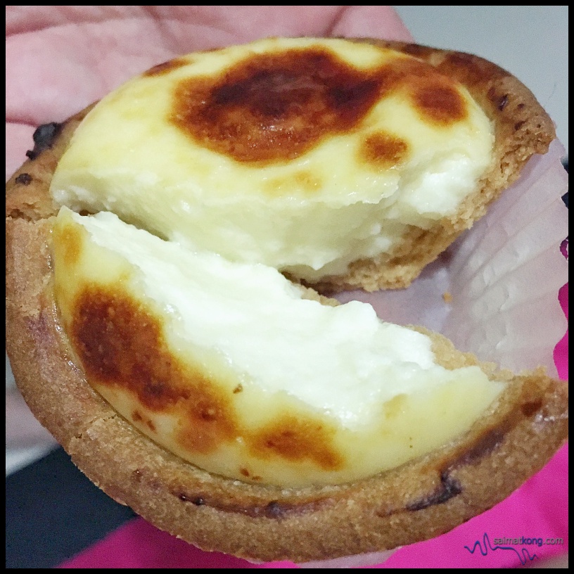 Hokkaido Baked Cheese Tart has a firm biscuit-like crust but the filing is rather milky with very light cheese flavor. Overall the cheese tart have a light taste which is lacking the cheesy factor.