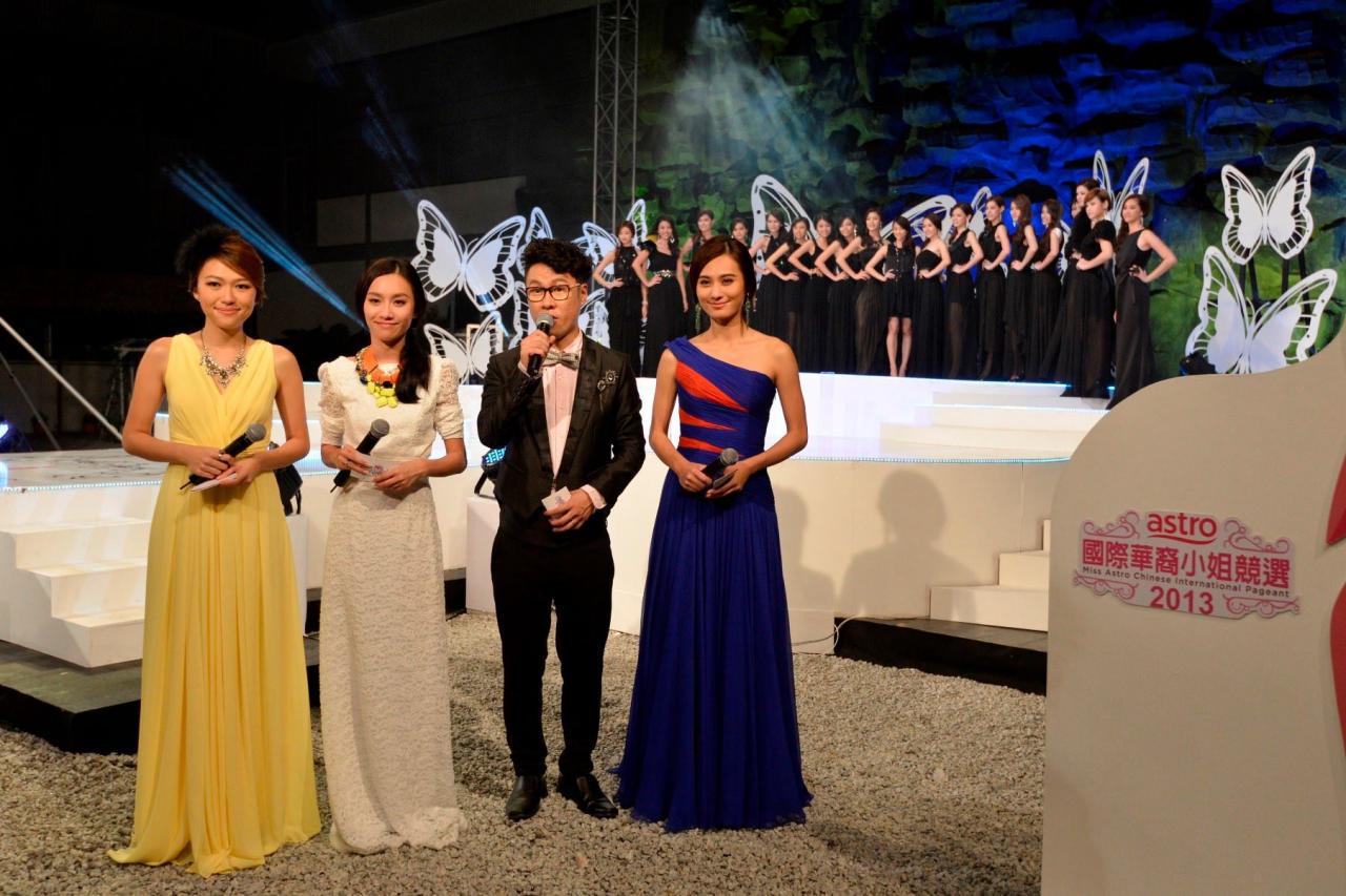 《Astro国际华裔小姐竞选2013》半决赛主持人（左起）Vivienne温慧茵、颜微恩、Jeff陈浩然及美后Lenna林家冰，4位不同主持风格，谁也抢不了谁的锋头，Lenna 更是首次挑战以广东话主持。