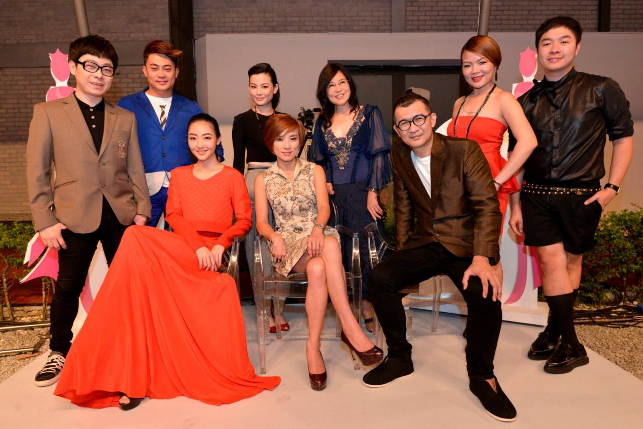 《Astro国际华裔小姐竞选2013》9位殿堂级评审：（站者左起）Dominique Chan、Benjamin Toong、Peggy、Ann Lee、Jeen Lee及Deric Lim，（坐者左起）Jojo吴俐璇、Chui Ling及管启源。