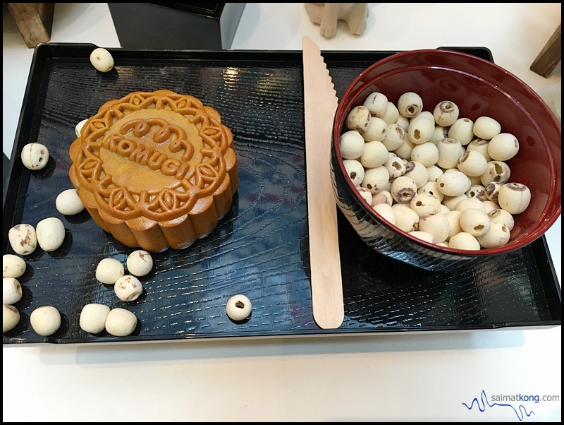 KOMUGI Otsukimi Mooncakes for Mid-Autumn Festival : Low Sugar White Lotus - The Low Sugar White Lotus mooncake which is made using premium lotus paste and peanut oil filling is always the classic favorite. 