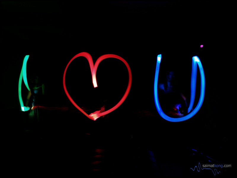 Huawei’s Light Painting mode is actually quite fun to use and it's easy to take artistic shots in low lighting condition. I gave it a try and the effect is an artsy (creative) photo showing moving lights – like a long-exposure photo from a DSLR. Awesome!