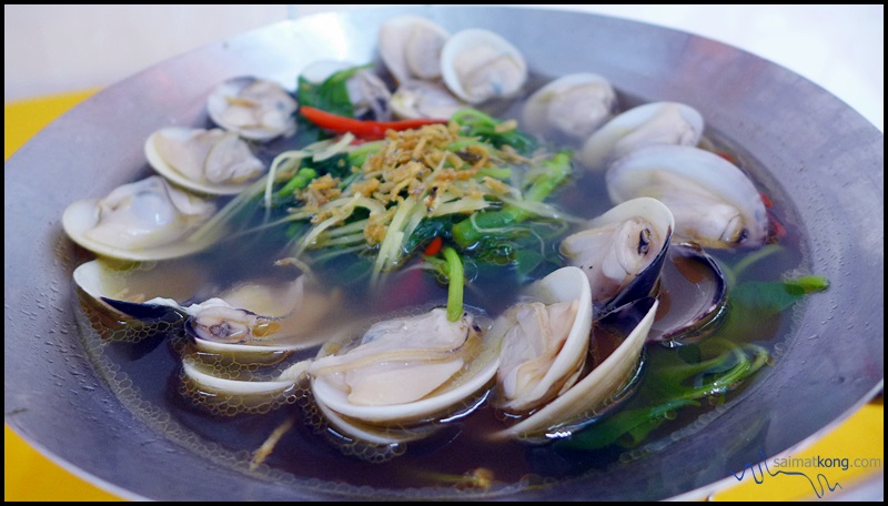 Crab B Seafood Restaurant 螃蟹哥哥海鮮飯店 @ Puchong Jaya : Superior Sa Pak Clams Spinach Soup was spotted in almost every table. Besides huge and fresh clams, spinach were added in the dish.