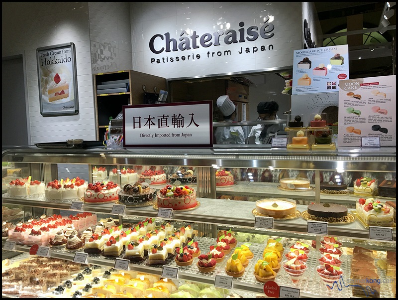 As you walk past Isetan Eat Paradise @ 1 Utama, you would see a long counter displaying all types of mouth-watering cakes and desserts.