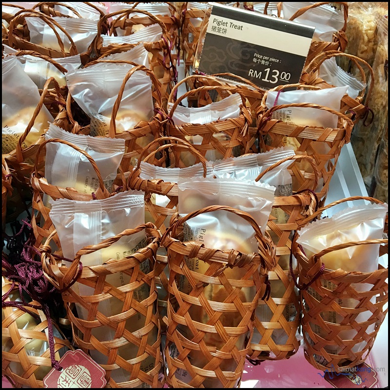 Spotted these cute piglet biscuits (known as 猪笼饼 in Cantonese) and couldn't resist taking photos of it cox it brings back wonderful childhood memories.